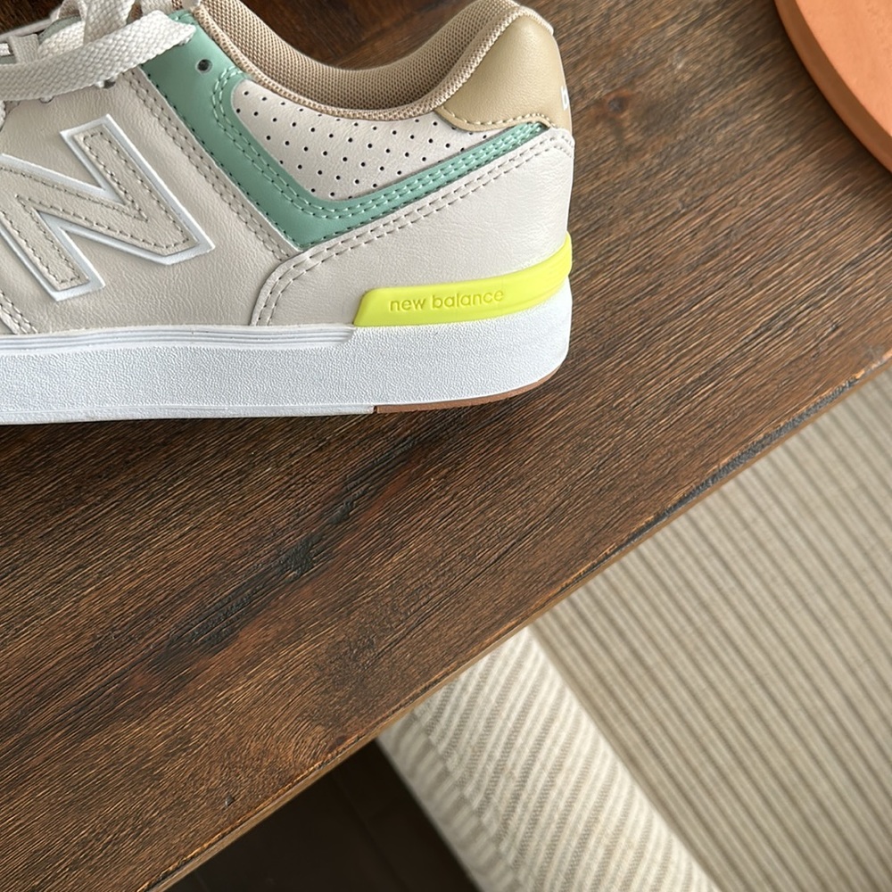 New balance - Picture 2 of 4